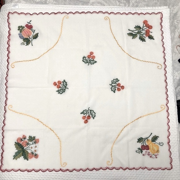 Embroidered SQUARE TABLE CLOTH & 4 NAPKINS - Picture 3 of 4